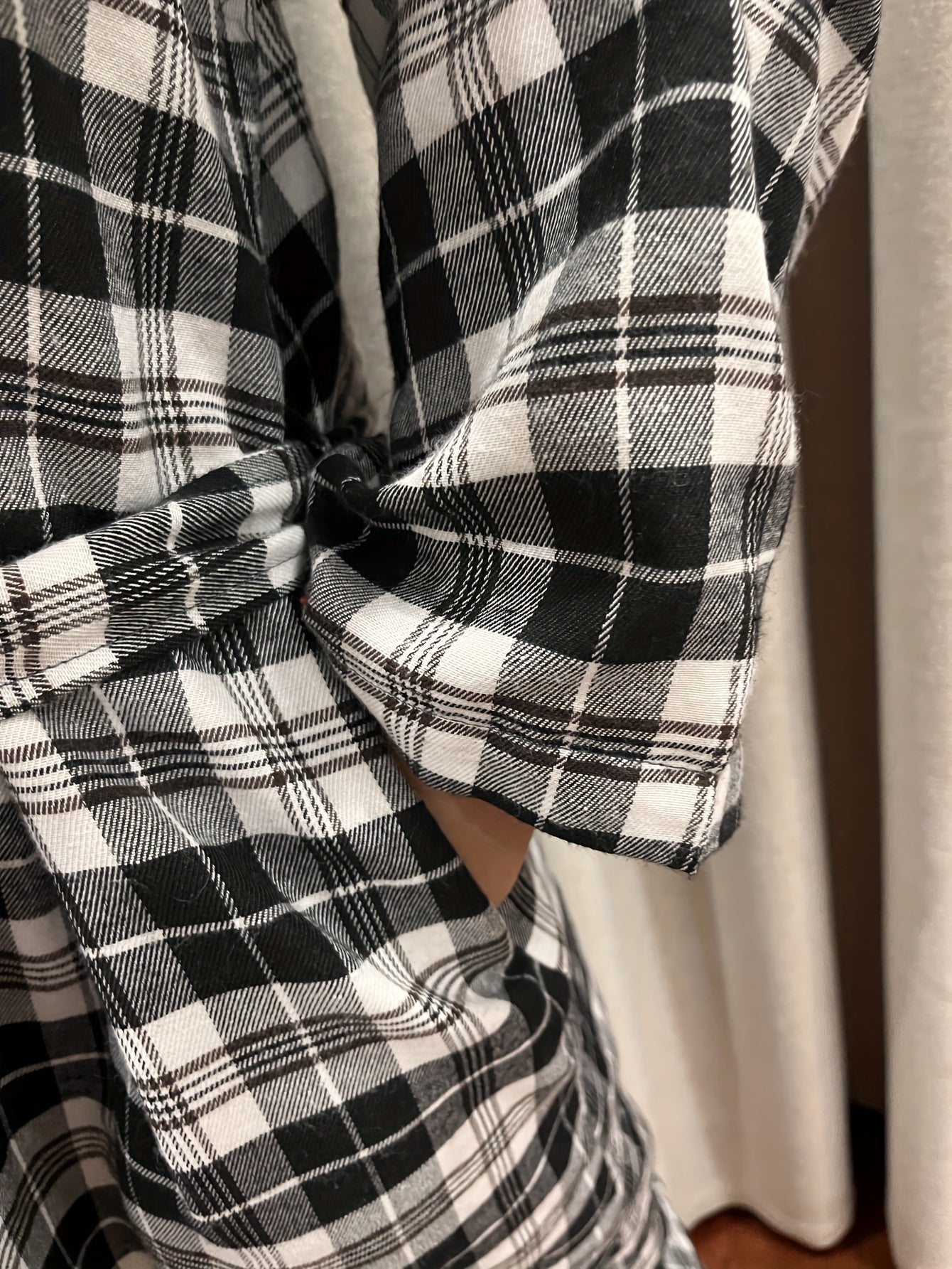 Cozy Plush Flannel Robe for Men - Soft Long Sleeve Loungewear with Pockets, Comfortable Casual Couple Style, Perfect for Relaxation and Leisure Activities at Home