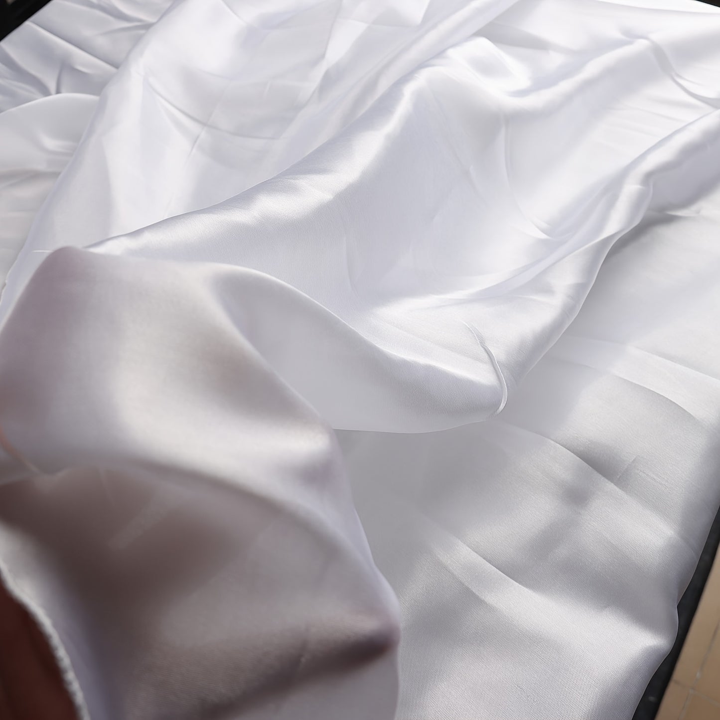 1pc Tablecloth, Round Color Dimpled Tablecloth, Reflective Tablecloth, White Atmosphere Tablecloth, Great For Buffet Table, Parties, Holiday Dinner, Wedding & More