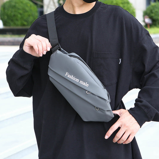 2025 New trendy men's breast bag, casual messenger bag, men's high-end sense, single shoulder messenger bag, simple travel satchel.
