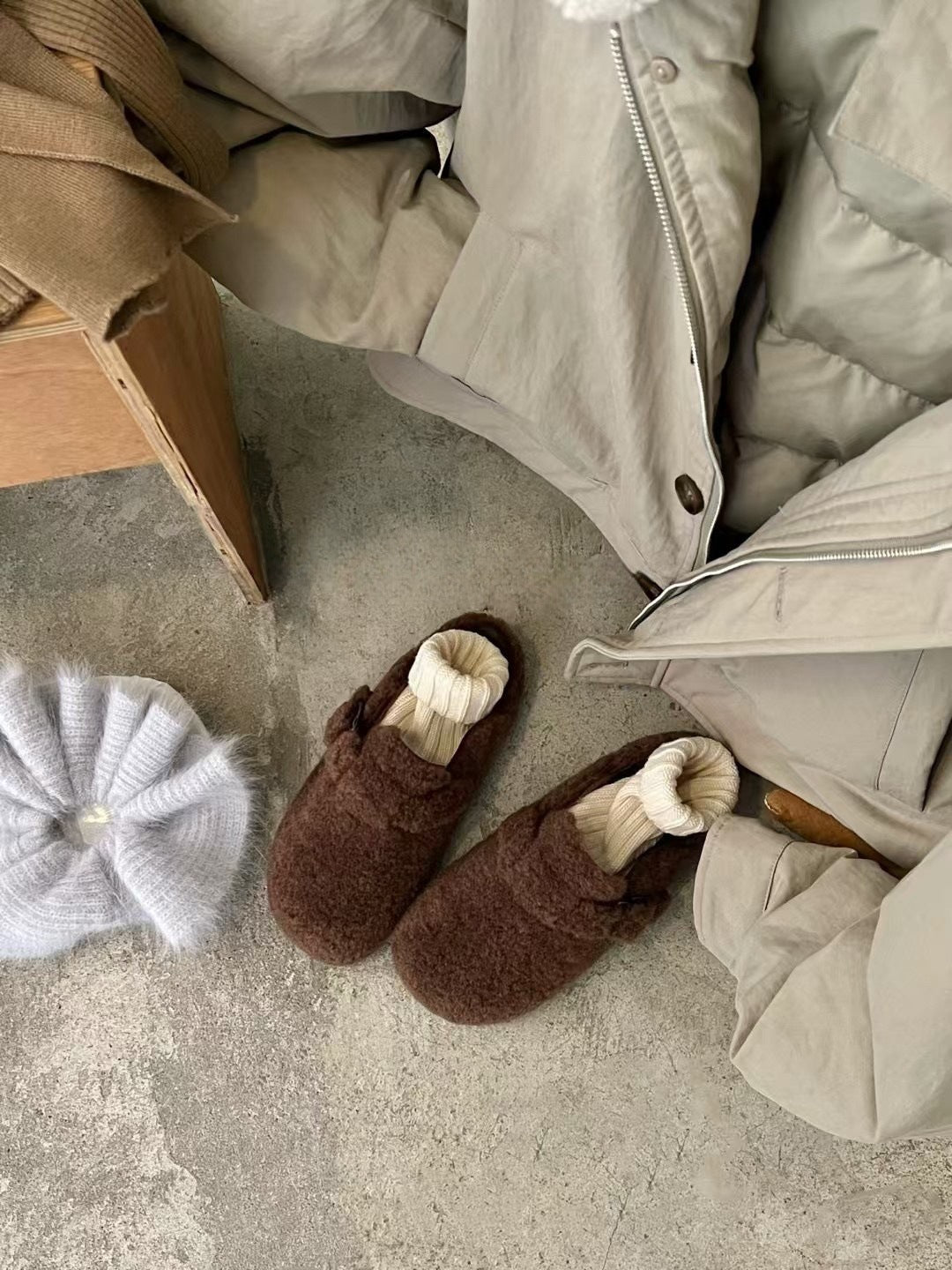 2025 Autumn and winter warm fluffy Birkenstocks bag head half slippers women wear velvet cotton slippers