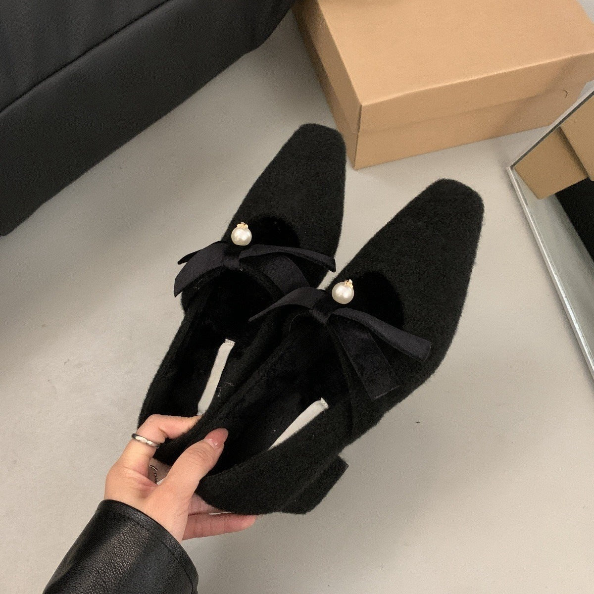2025 popular autumn and winter Japanese girl dumb velvet bow light mouth single shoes pearl temperament thick medium heel Mary Jane shoes