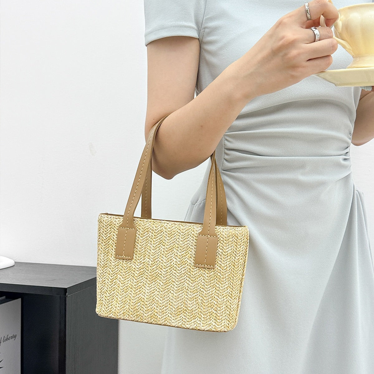 FLOWERSVERSE 2025 Korean version straw bag small bag women's summer new leisure vacation beach handbag messenger vegetable basket bag