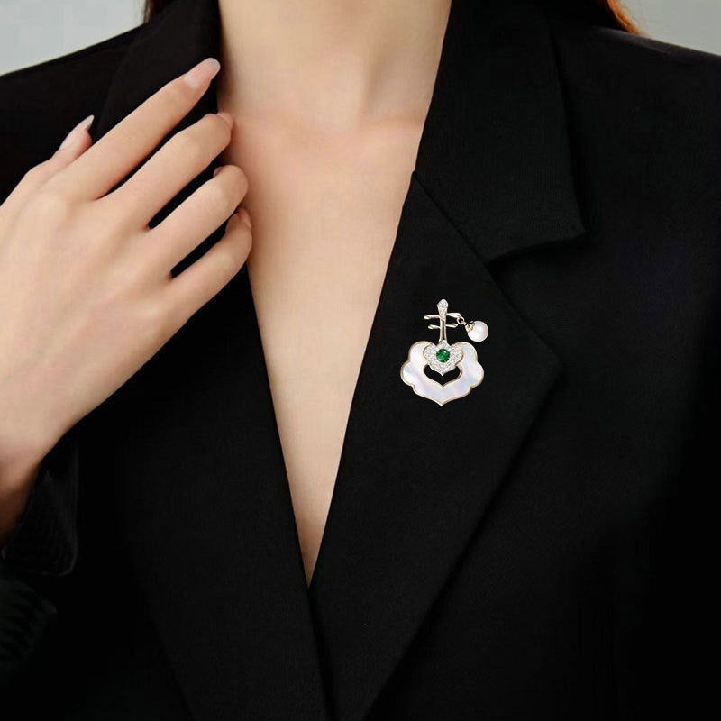 2025 Ancient style Guochao high-end temperament shell pearl pipa brooch women's exquisite multi-functional fixed coat corsage pin