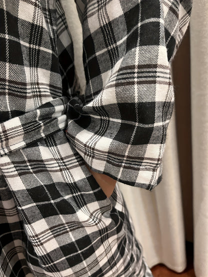 Cozy Plush Flannel Robe for Men - Soft Long Sleeve Loungewear with Pockets, Comfortable Casual Couple Style, Perfect for Relaxation and Leisure Activities at Home