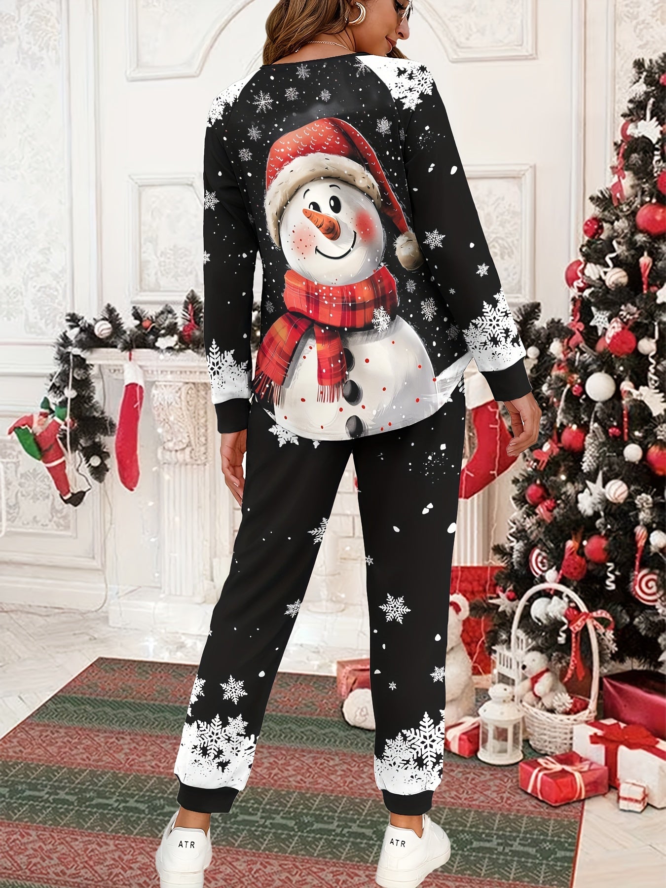 Two-Piece Festive Christmas Print Pantsuit Set - Women's Casual Long Sleeve Pullover Sweatshirt and Cozy Pants Outfit with Elastic Waistband and Soft Fabric for Holiday Party