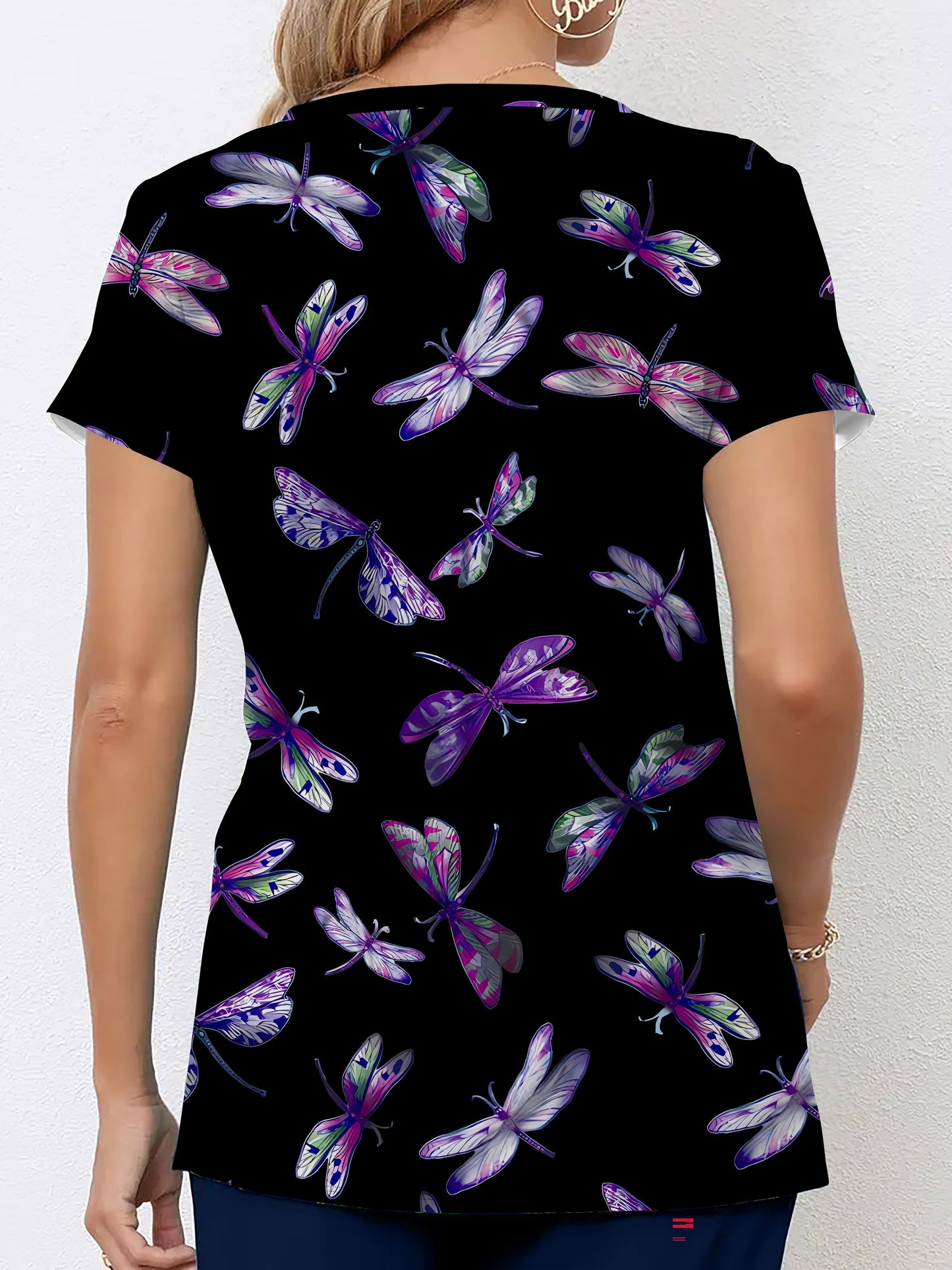 Plus Size V-Neck Dragonfly Print Top - Comfortable Stretchy Dual Pocket Design, Functional Health Care Uniform for Nurses, Breathable Polyester Knit Fabric, Random Animal Pattern, Casual Short Sleeve Style for All Seasons