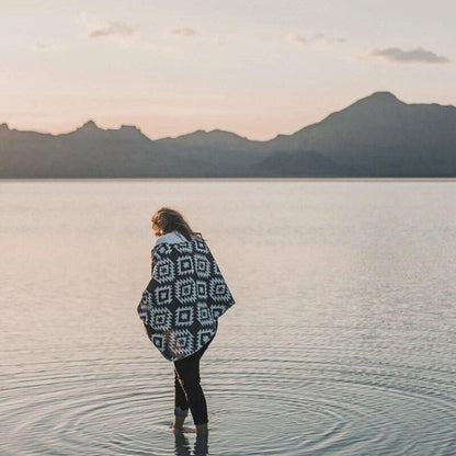 flowersverse Outdoor Boho Poncho Winter Autumn Women's Shawl Warm Wraps Camping Coats Road Trip Peru Cape Geometric Pattern Reversible Cloak