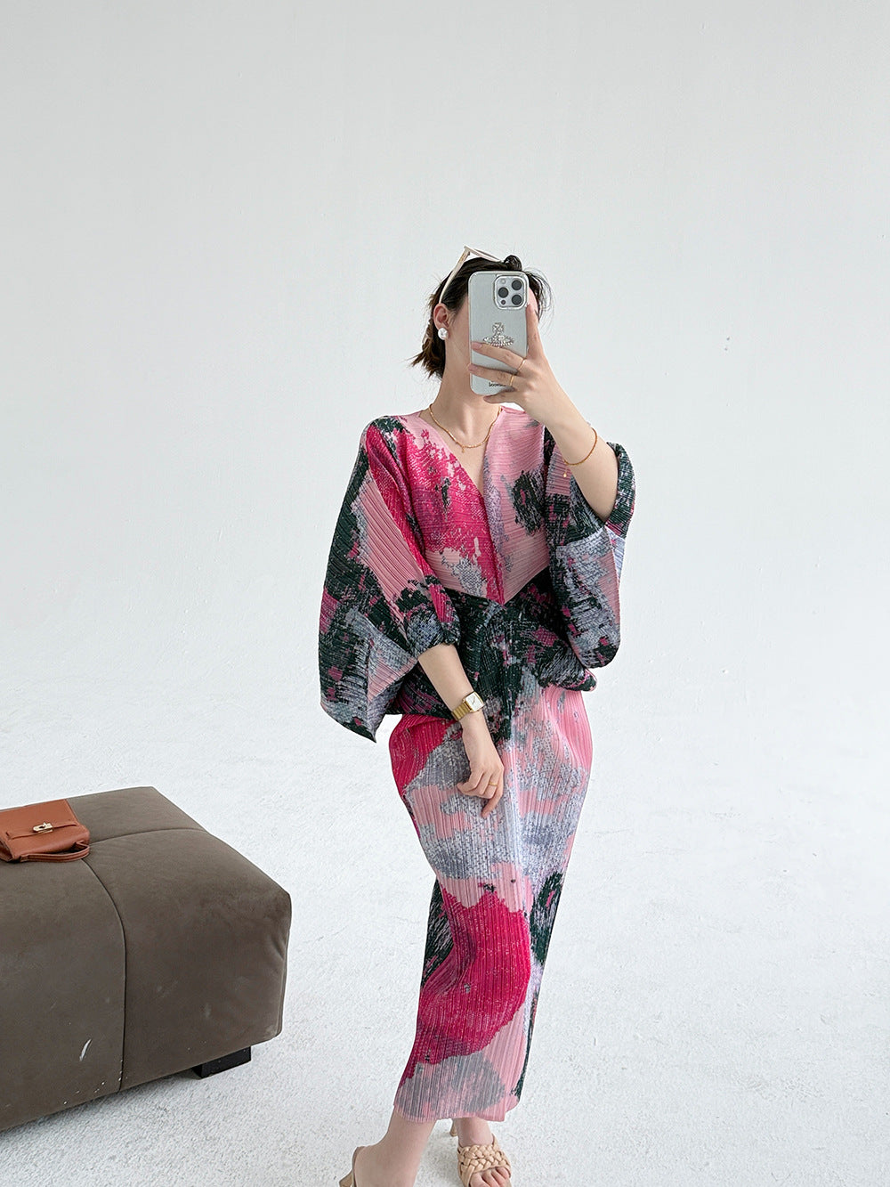 Miyake  retro dress, celebrity temperament advanced  new printed atmosphere V-neck pleated dress