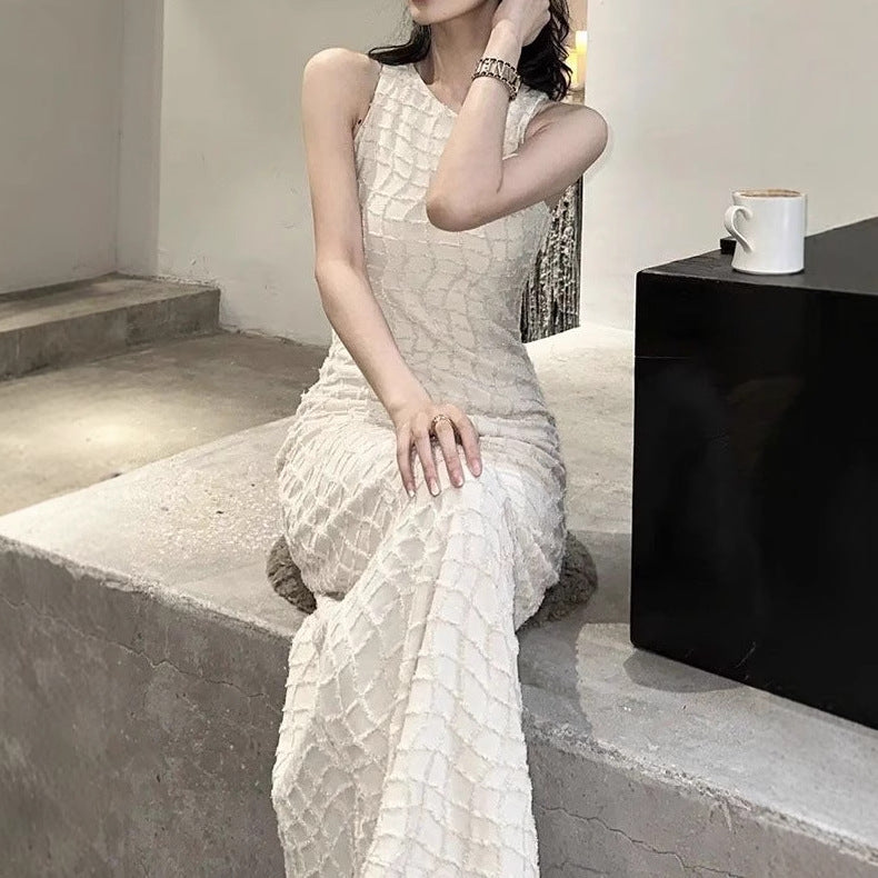 2025 Fashion temperament White elegant design dress  new waist and thin simple light luxury hip skirt tide