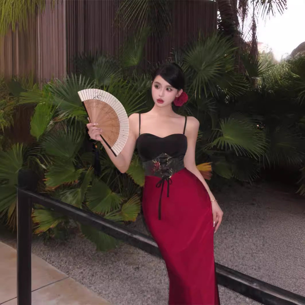 2025 Red and black contrasting colors retro jacquard hip-wrapped long dress women's summer new vacation slim and thin suspender fishtail dress