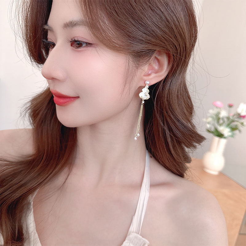2025 Plum blossom gourd Fulu earrings show thin and elegant Hanfu cheongsam with new Chinese pearl long fringed earrings