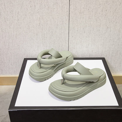 2025 new flip-flops women's fashion pinch slippers non-slip beach seaside ins tide summer sandals