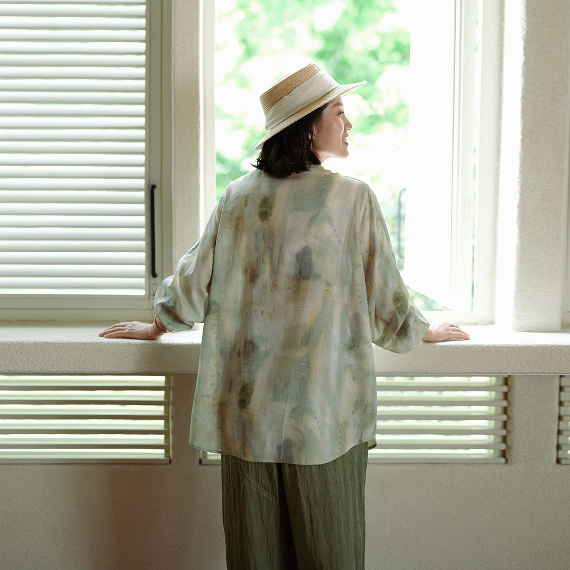 Shirt women's summer, ink printing stand-up collar long-sleeved cardigan, casual loose retro shirt top women B0639