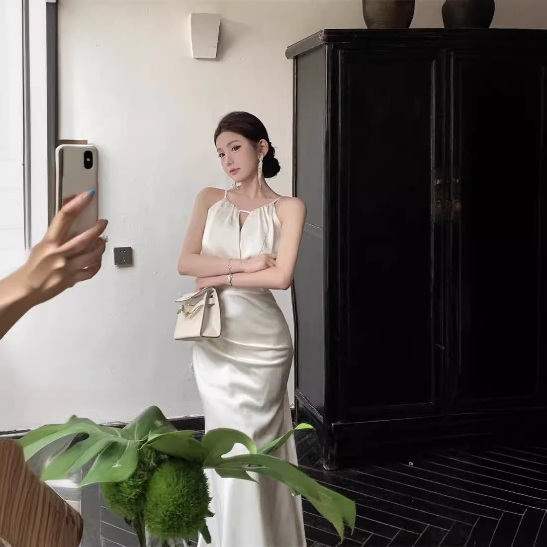 2025 High-end banquet fishtail evening dress women's light luxury niche engagement certificate host white neck suspender dress