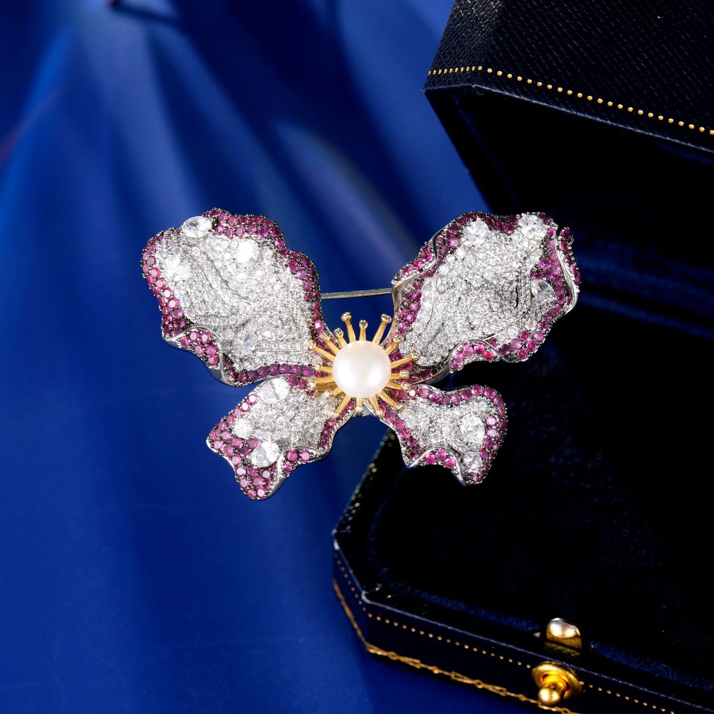 2025 New Heavy Industry Butterfly Brooch Gun Black Micro-inlaid Zirconium Coat Accessories Freshwater Beads Light Luxury Clothing Brooch Pin