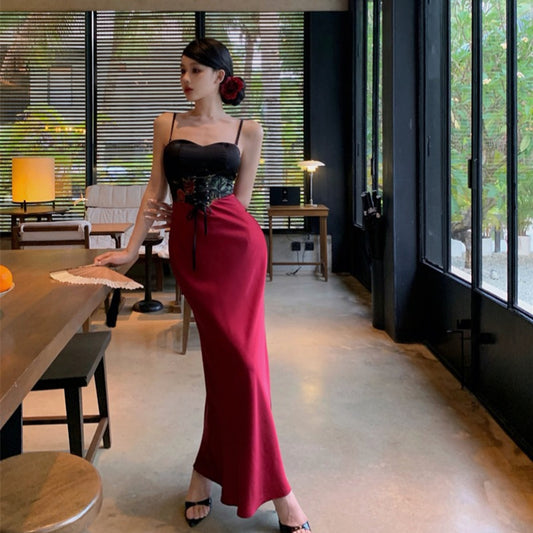 2025 Red and black contrasting colors retro jacquard hip-wrapped long dress women's summer new vacation slim and thin suspender fishtail dress