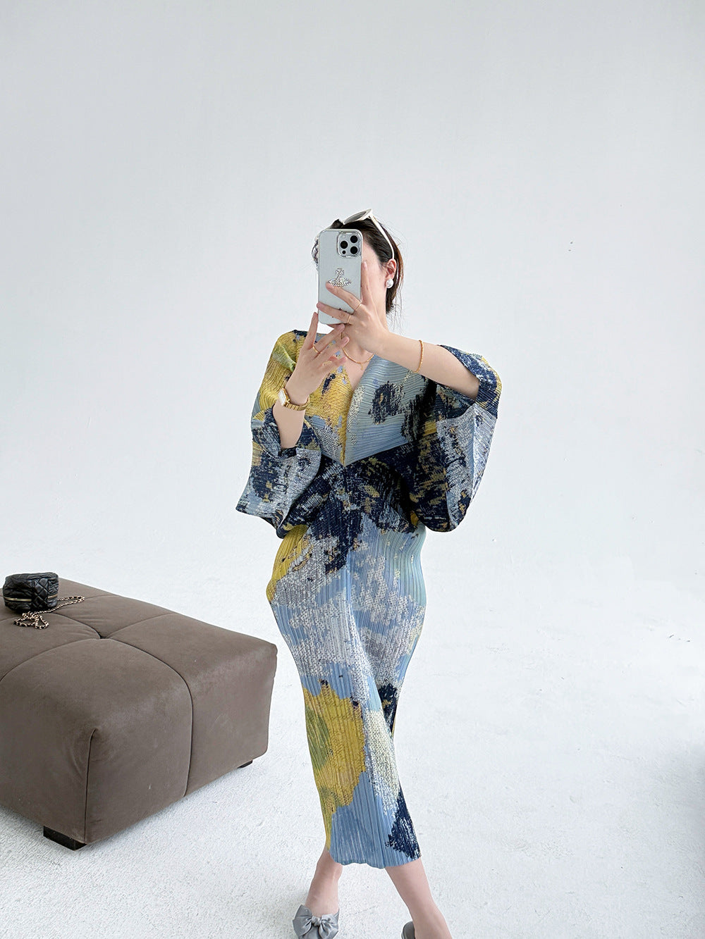 Miyake  retro dress, celebrity temperament advanced  new printed atmosphere V-neck pleated dress