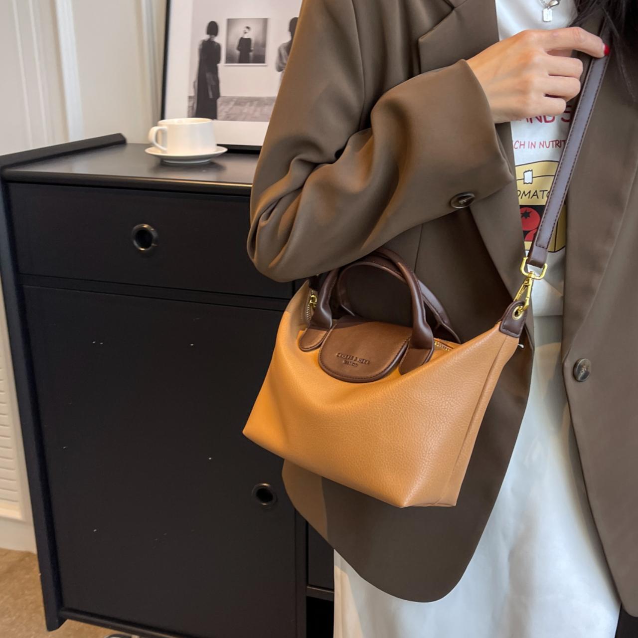 FLOWERSVERSE  Large Capacity Bag for Women  New Bag Casual All-Match High-Grade Portable Shoulder Bag Commuter Crossbody Dumpling Bag