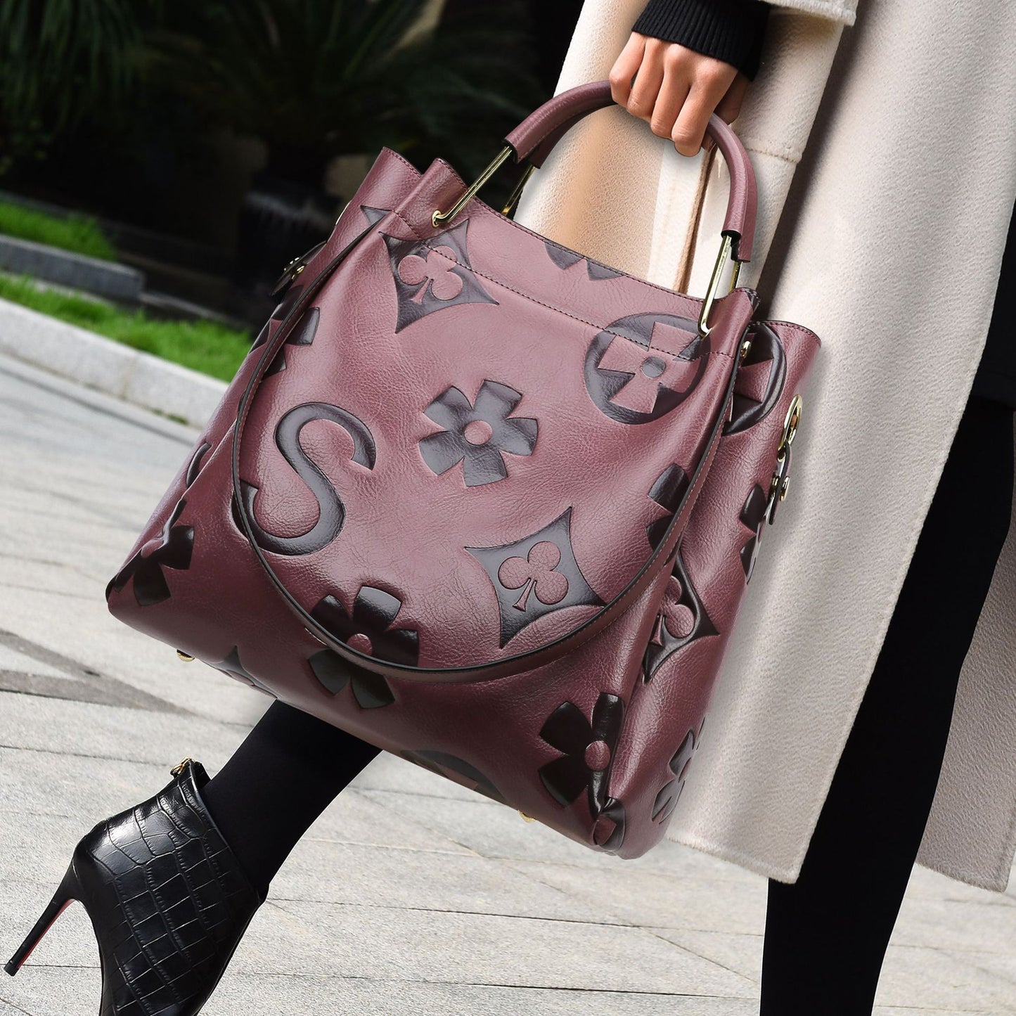 2025 Bucket bags New hot-selling large-capacity handbags, high-end printing contrasting color shoulder bags, commuter bags for women