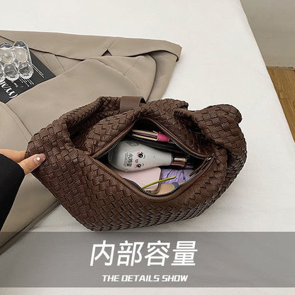 2025 Autumn and winter new shoulder bag casual versatile bag women's large-capacity woven hand-carried underarm bag simple commuter women's bag