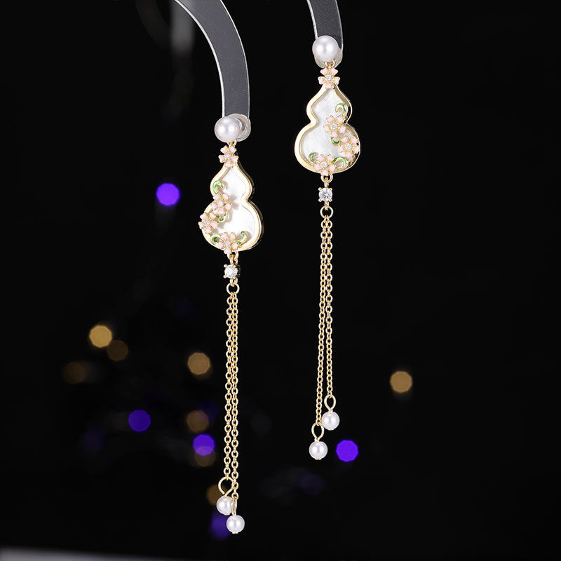 2025 Plum blossom gourd Fulu earrings show thin and elegant Hanfu cheongsam with new Chinese pearl long fringed earrings