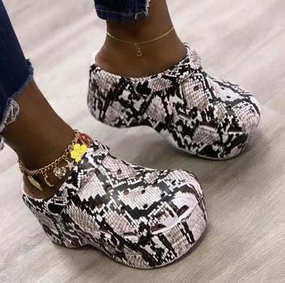 flowersverse Christmas Gift Hot Popular Serpentine Small Hole Women Sandals Cute Slippers Platform Thick Bottom Back Strap Summer Ladies Casual Shoes